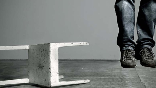 Marito e moglie si impiccano nel mantovano