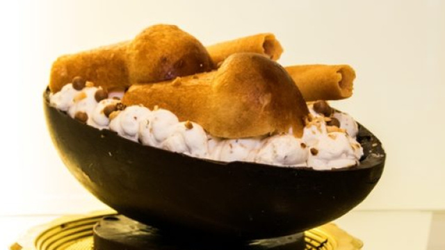 N'Ovo, l'uovo di Pasqua reinventato a Napoli &egrave; 'rinforzato' con un cuore di bab&agrave; e non solo.