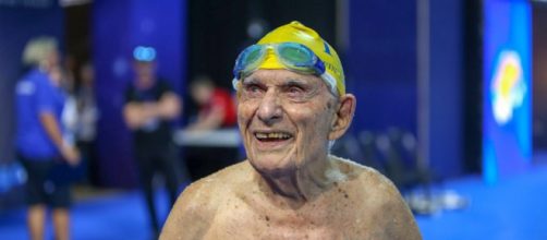 George Corones rompe r&eacute;cord en nataci&oacute;n