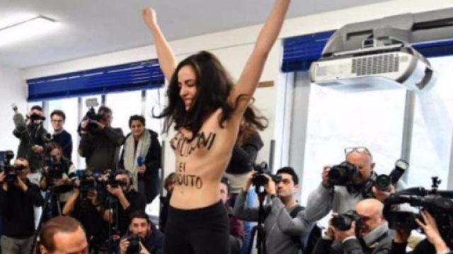 Nuda davanti a Berlusconi: espulsa dall'Italia