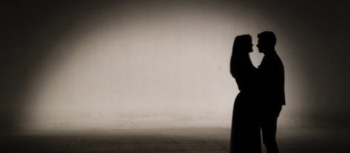 Las silueta de Alfred y Amaia, agarradas en el rodaje del ... - formulatv.com