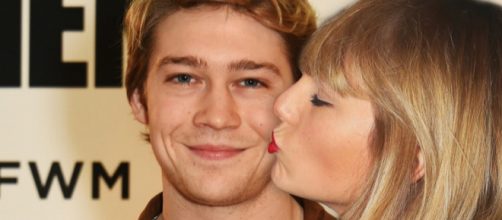 Taylor Swift y Joe Alwyn podr&iacute;an dar el paso.