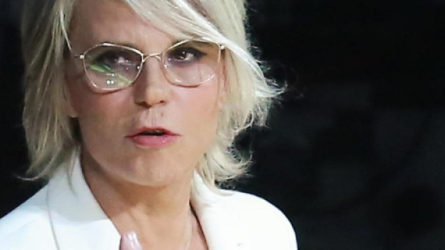 Maria De Filippi sospende un suo programma televisivo.