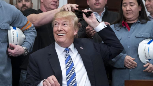 Trump firma i dazi e sfida la comunit&agrave; internazionale: Buy American - theworldnews.net