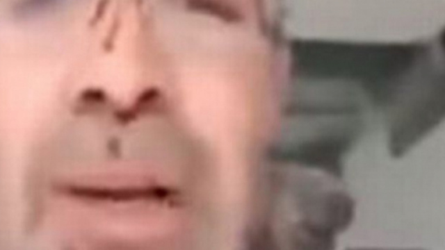 Un fermo immagine dell'uomo che dopo aver ucciso la moglie ha fatto una diretta Facebook con il volto ancora insanguinato