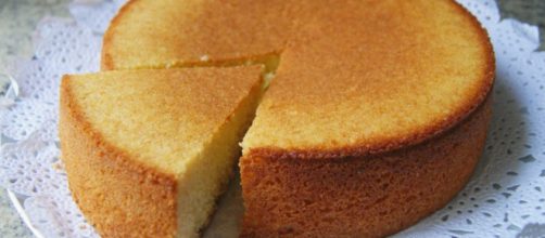 Bizcocho de yogur o torta de yogur - Anna Recetas F&aacute;ciles - annarecetasfaciles.com