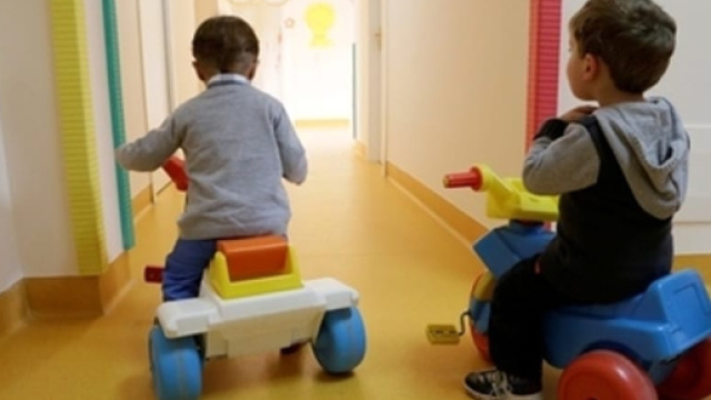 Bambino fugge da un asilo nido: il cancello era rotto