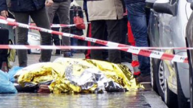 Esce per suicidarsi ma uccide un senegalese