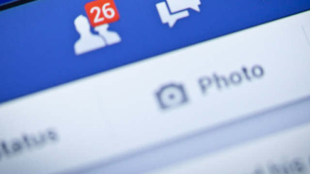 Facebook ha chiesto ai suoi utenti se questo comportamento dovrebbe essere consentito sulla sua piattaforma.