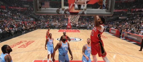 Anthony Davis dunks while the Clippers can only watch (credit: @PelicansNBA on Twitter)