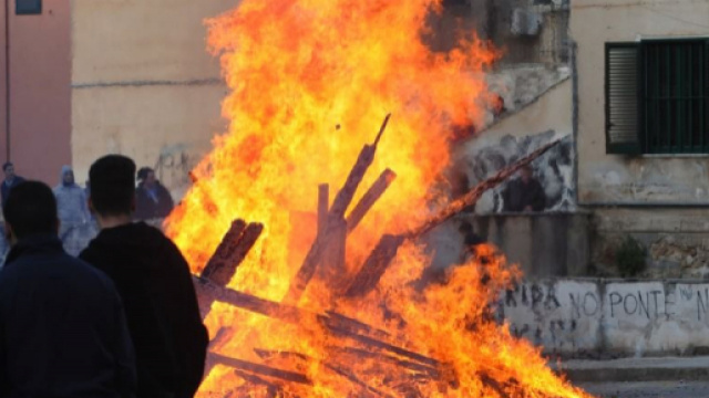 Le "vampe di San Giuseppe" in un quartiere di Palermo