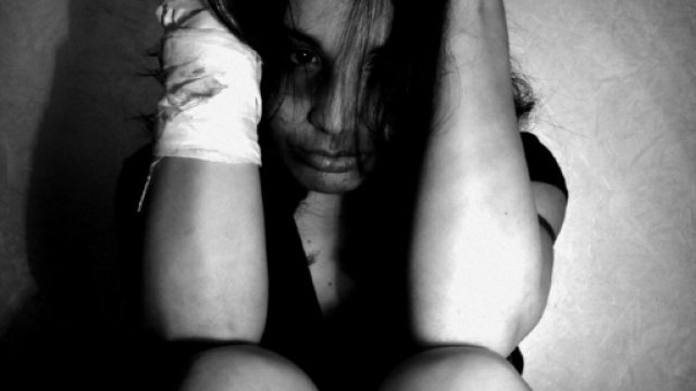 Ragazza disabile violentata e truffata