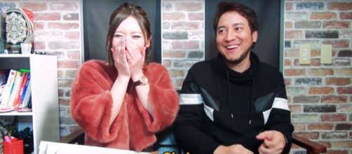 Hiro, do canal AquiPode, entrevista a japonesa Hanon Hinana, atriz de filmes adultos.(foto reprodu&ccedil;&atilde;o)