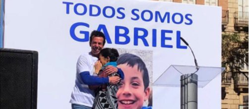 Las muestras de cari&ntilde;o entre los padres de Gabriel Cruz