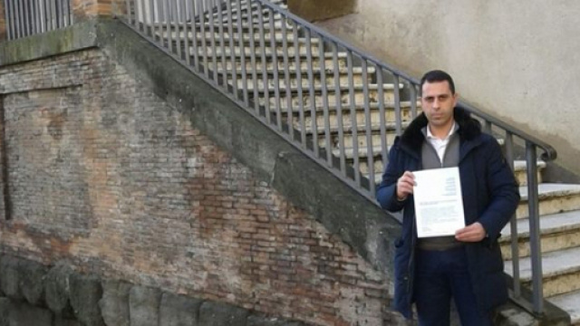 Alessandro Montanari, dell'Associazione Fare XIV, presenta in Campidoglio un documento che richiede un intervento immediato sulle strade