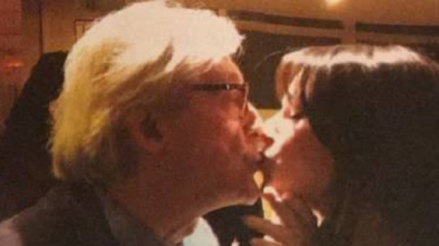 Il bacio a stampo tra Vittorio Sgarbi e Federica Beninc&agrave;