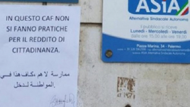 Il cartello in lingua italiana e araba esposto presso un Caf a Palermo, dopo le troppe richieste di moduli per il reddito di cittadinanza.