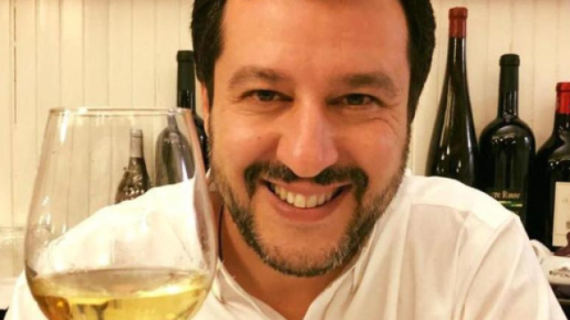 Salvini brinda ai suoi nemici, Saviano replica e cita Gomorra. 99 ... - lastampa.it