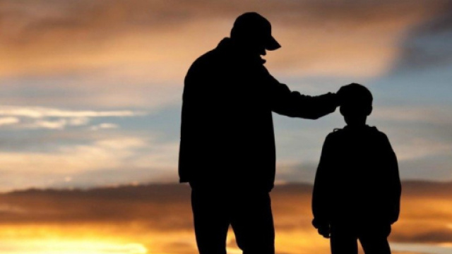 Un padre insieme al proprio figlio
