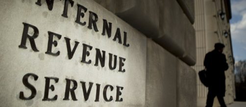 Agente del IRS acusado de violar y estrangular a una joven estudiante