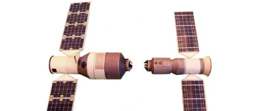 Paper model of the Tiangong 2 and Shenzhou 11 Chinese spacecraft (Image credit &ndash; Godai, Wikimedia Commons)