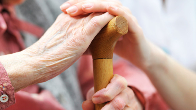 Assegni familiari per colf e badanti: le nuove regole Inps