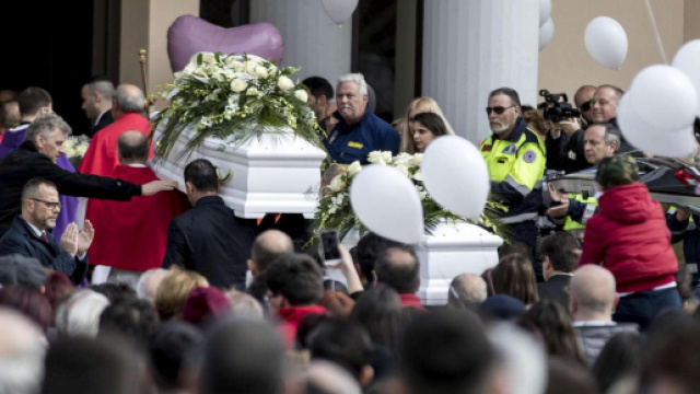 Circa 15mila persone oggi hanno partecipato ai funerali di Alessia e Martina uccise dal padre carabiniere.