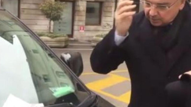 Il sindaco di Trieste multato reagisce realizzando un breve video per contestare la polizia locale.