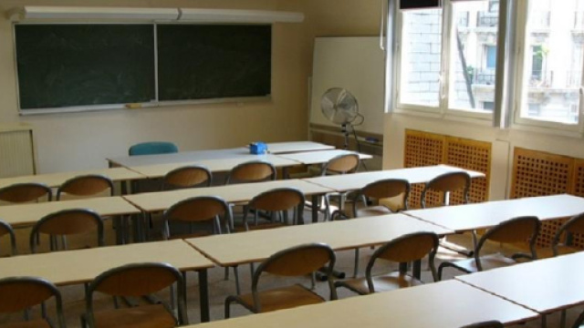 In alto, aula appartenente a un edificio scolastico