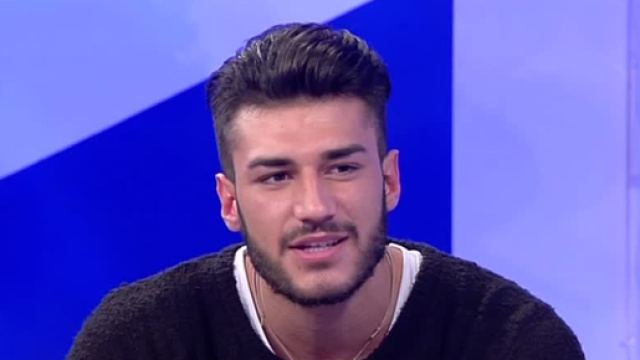 Lorenzo esce dallo studio dopo il bacio tra Sara e Luigi.