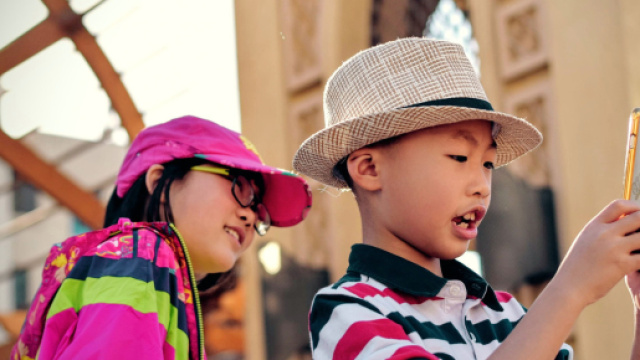 Un bambino blocca l'iPhone della mamma per 47 anni, ecco cosa &egrave; successo