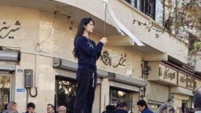 Una donna in Iran &egrave; stata condannata a 2 anni di carcere per essersi tolta il velo