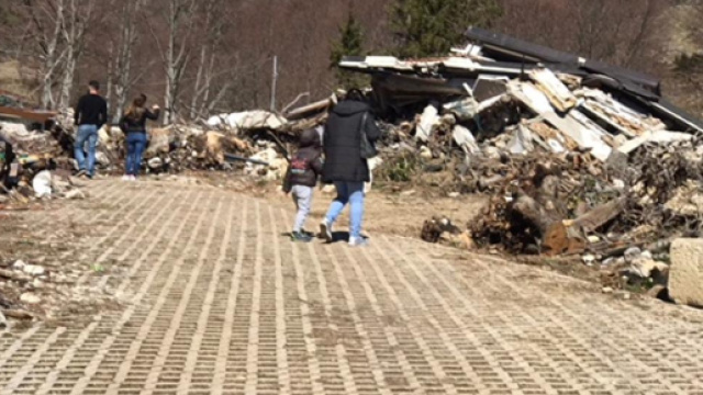 Hotel Rigopiano, i parenti delle vittime denunciano i 'turisti sciacalli' | corriere.it