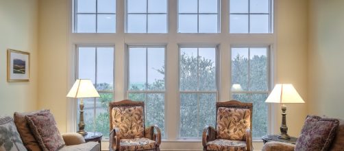 El interior de un sal&oacute;n con vistas. Public Domain.