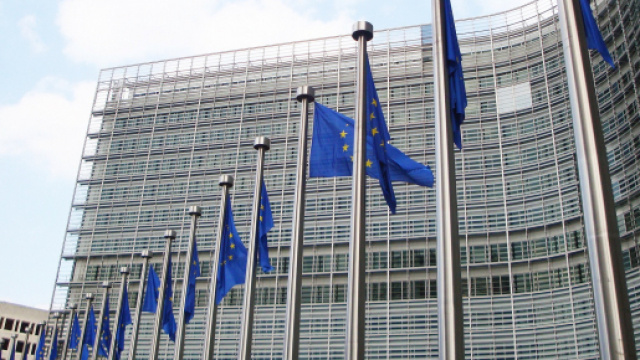 Commissione UE comprensiva verso scadenza DEF