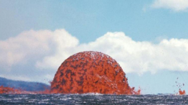 Eruzione nel Pacifico, la foto della bolla di lava diventa virale ... - mediaset.it