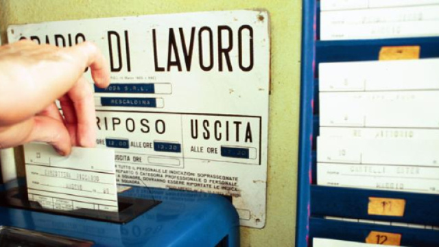 Il vecchio cartellino marcatempo ormai sostituito dal moderno badge