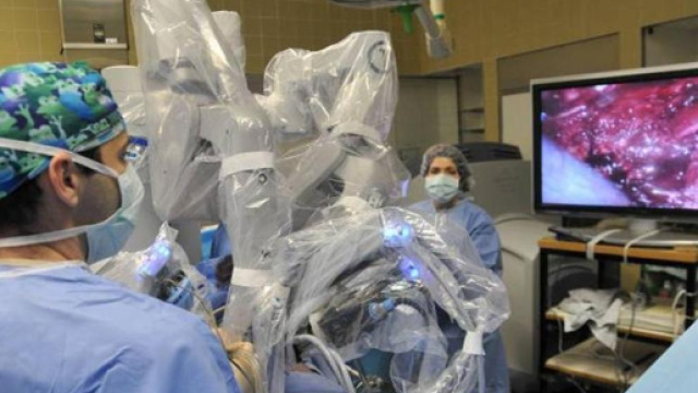 In sala operatoria il rene &egrave; espiantato con il robot - La Stampa - lastampa.it