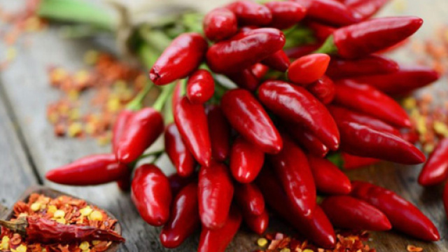 Mangia peperoncino: giovane finisce al pronto soccorso