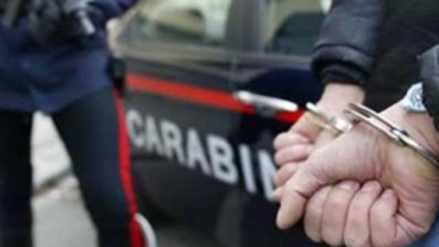 Si finge carabinieri e tenta estorsione: arrestato