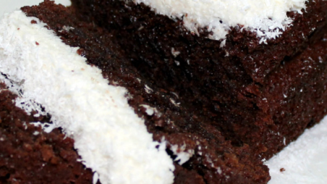 Torta di riso dolce al cioccolato e cocco