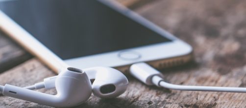 The debate on use of music at work continues. Image: 6689062 on Pixabay