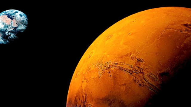 In alto, immagine del pianeta rosso, Marte, e della Terra