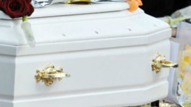 Nard&ograve;, inscena funerale del figlio