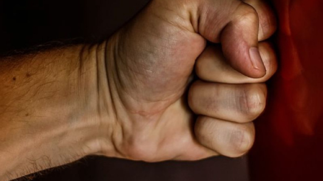 Picchia la compagna in strada arrestato.