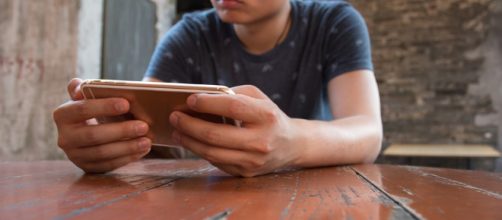 Portable gaming on mobile / Photo via Chanzj, Pixabay