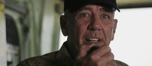 R. Lee Ermey aboard a US Navy ship (Image via US Marine Corps - WikiMedia Commons)