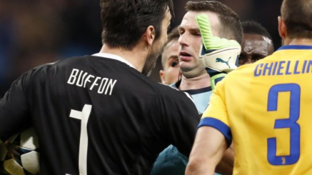 Buffon infuriato dopo la decisione dell'arbitro Oliver