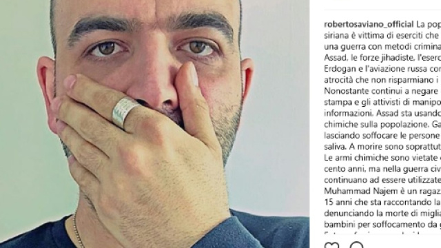 Coprirsi la bocca e il naso contro l'uso dei gas in Siria: sempre pi&ugrave; virale il gesto di Saviano.