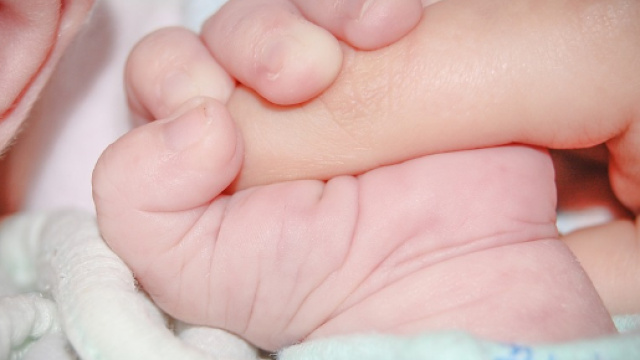 Il padre l'ha picchiata perch&egrave; la piccola non smetteva di piangere
